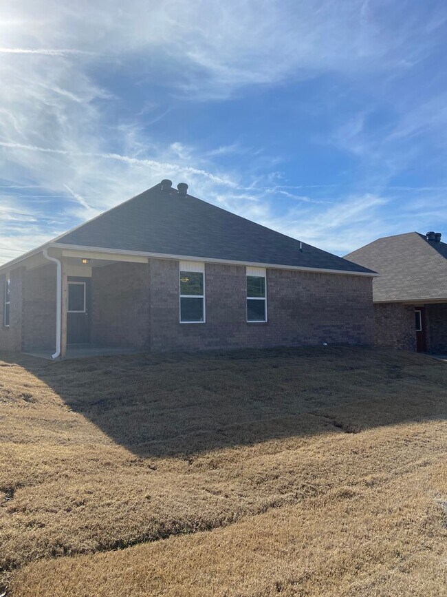 Building Photo - Pre-Lease Now | Beautiful 3 Bedroom Home with Fenced Yard in Paragould