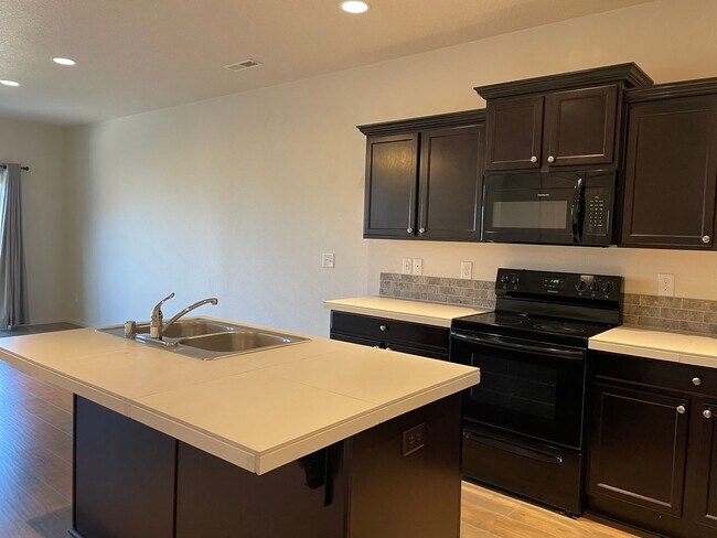 Building Photo - BEAUTIFUL 3 Bedroom 2.5 Bath Home! High Ce...