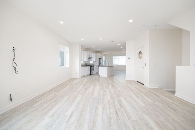Building Photo - Beautifully Updated 3-Bedroom Detached hom...
