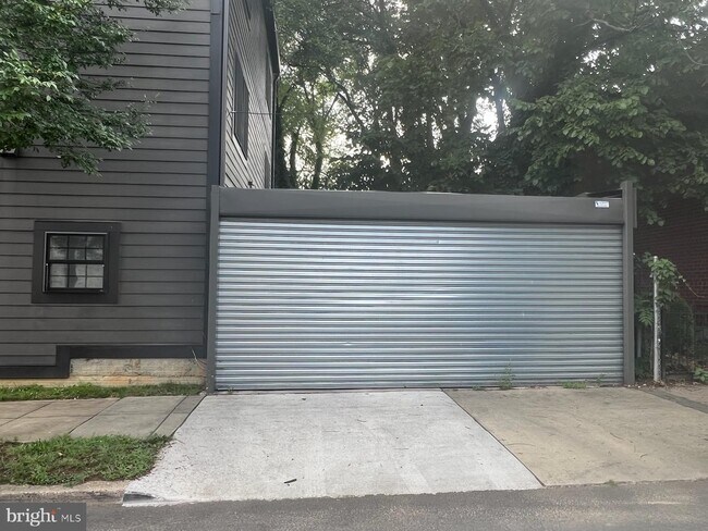 Building Photo - 1540 Levis St NE