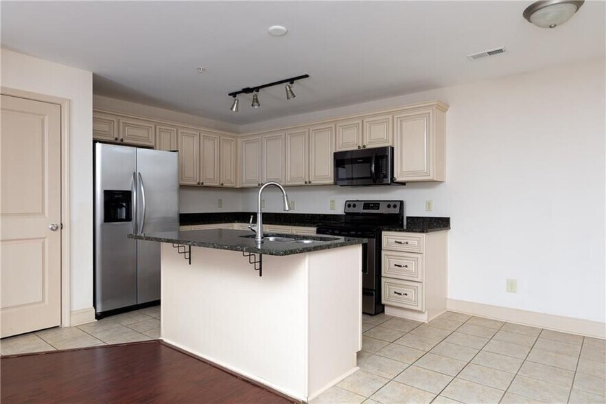 Building Photo - 804 Madison Ln S E