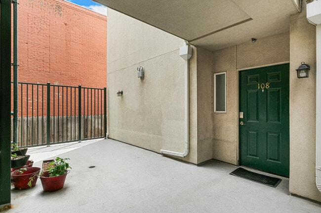 Building Photo - 1727 Pearl St