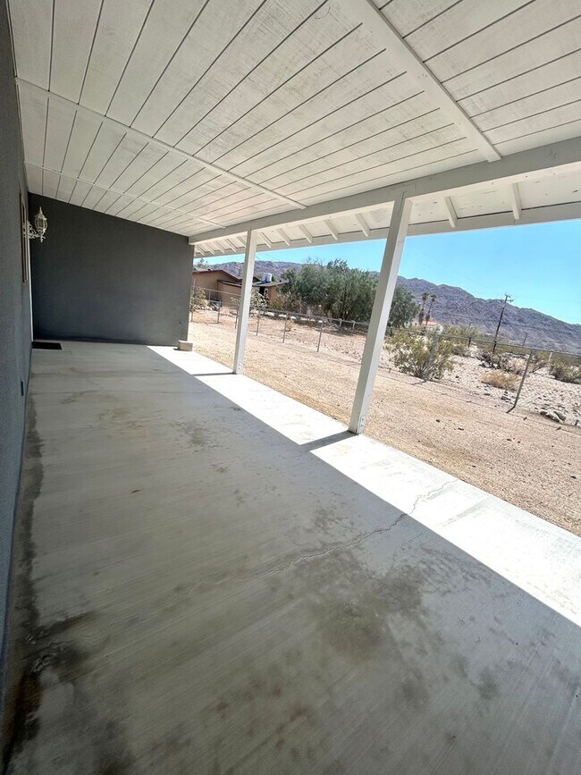 Building Photo - 3 Bedroom with open floor plan