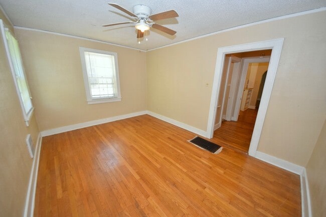 Building Photo - 1 bed, 1 bath unit in Vollintine Evergreen Historic District near Rhodes College.