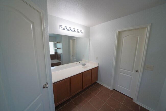 Building Photo - Great 4 Bedroom Home Now Available in Cibo...