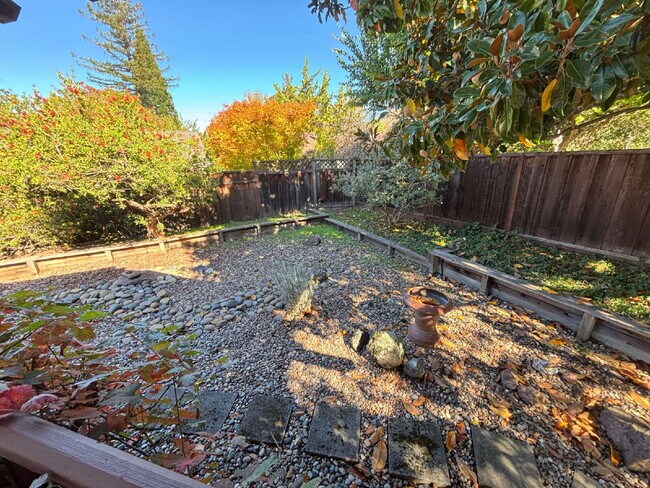 Building Photo - 485 Butterfield Pl