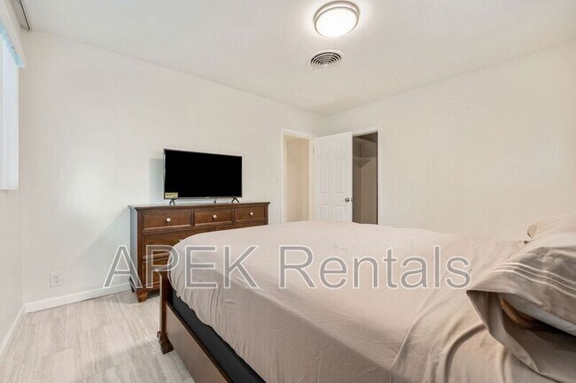 Building Photo - 1425 Vía Soledad