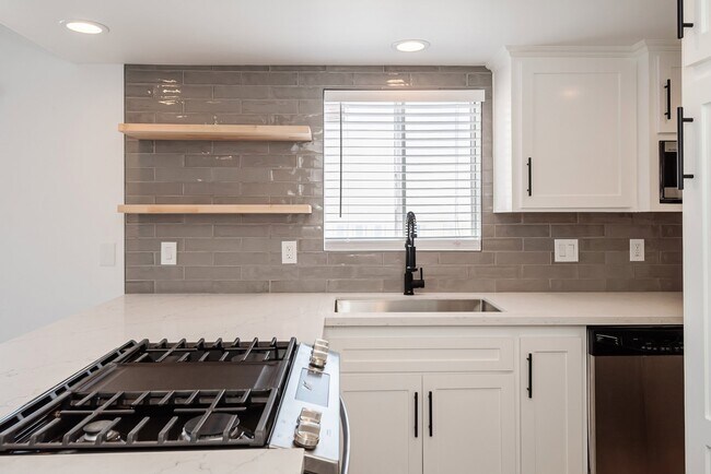 Building Photo - 215 Moonstone St