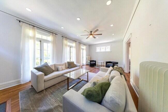 Building Photo - Gorgeous U-City Pershing Ave 4 bedroom/3 bath GEM - Fully Furnished with CLASS AND ELEGANCE - Mus...