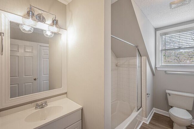 Building Photo - NW Large Updated Home! LR, DR, Den, FP, Ha...