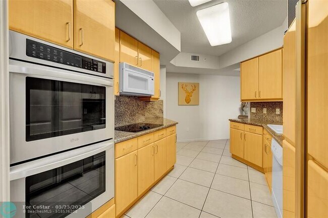 Building Photo - 6051 N Ocean Dr
