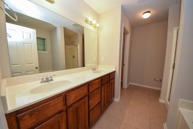 Building Photo - Great curb appeal home with 3 beds and 2 b...