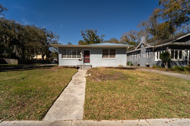 Building Photo - Charming 1950s 3/2