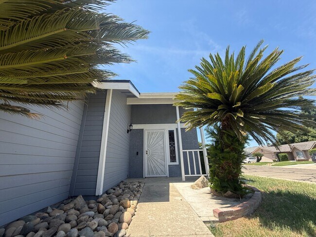 Building Photo - ***JUST REDUCED!!!*** 3-bedroom, 2-bath home in Visalia, CA!