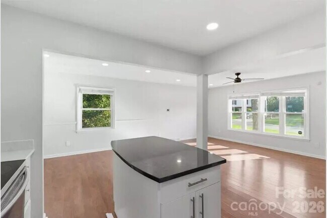 Building Photo - "Discover Comfort and Space in Charlotte: 4-Bed, 3-Bath Gem on Red Carriage Lane!"