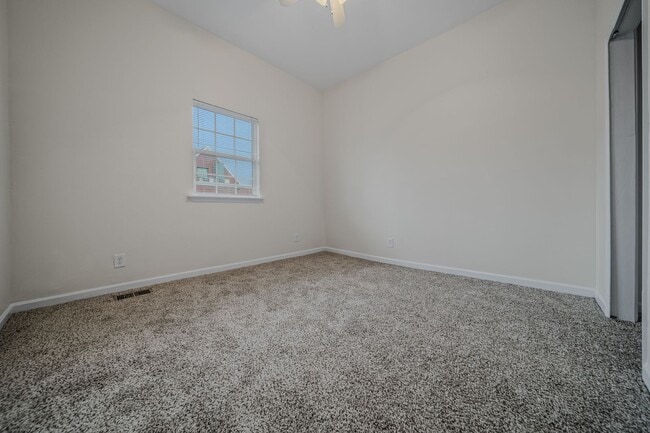 Building Photo - Spacious & Recently Renovated 4 Bedroom Home Available Now!!