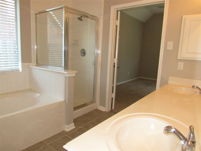 Building Photo - 3519 Englewood Dr