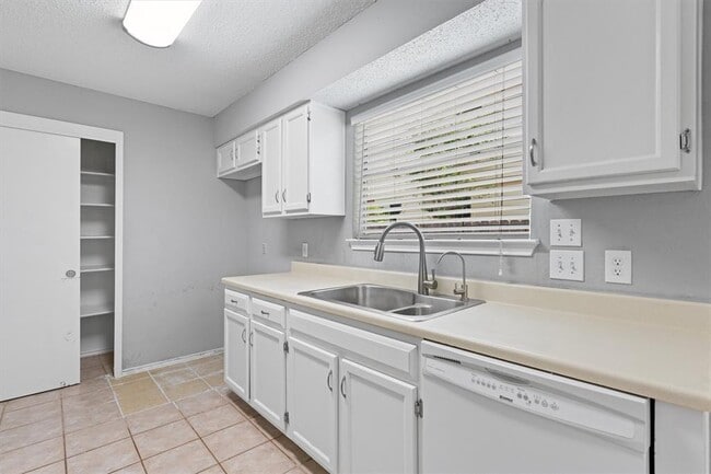 Building Photo - 913 Dover Pass