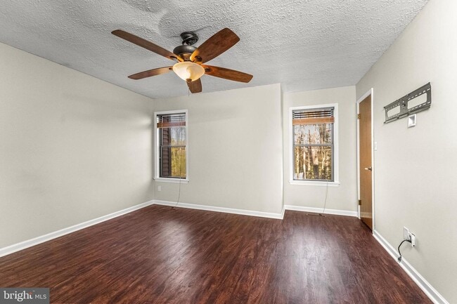 Building Photo - Red Oak