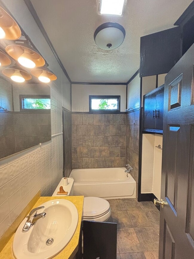 Building Photo - Rental in SW Ardmore $1250/month