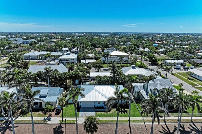 Building Photo - Furnished/Unfurnished ** Annual Rental ** Available 5/1/26 ** 4 Bed/2 Bath Single Family Home ** ...