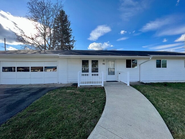 Building Photo - Massive Space! 4 Bedrooms 2 Bathrooms - Cr...