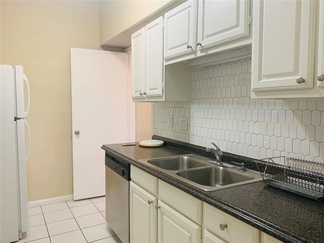 Building Photo - 2400 N Braeswood Blvd
