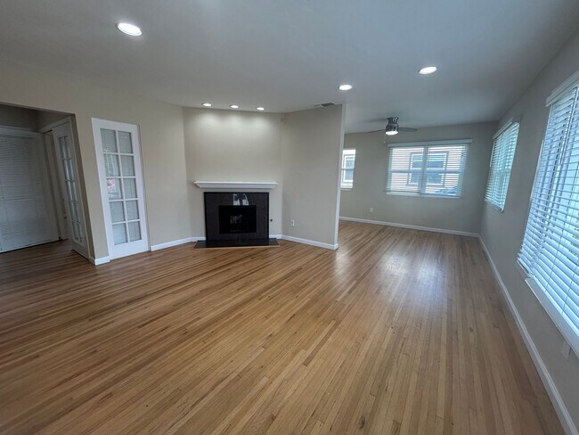 Building Photo - Bright & Sunny 3 Bed, 2 Bath Home – Just 4 Blocks from the Beach & Bay!