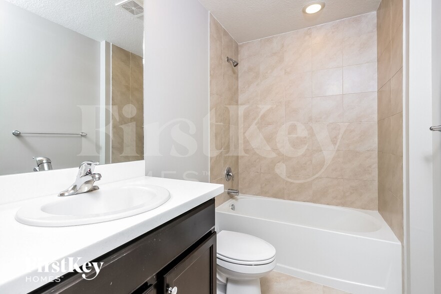 Building Photo - 511 SW Nadell Ave