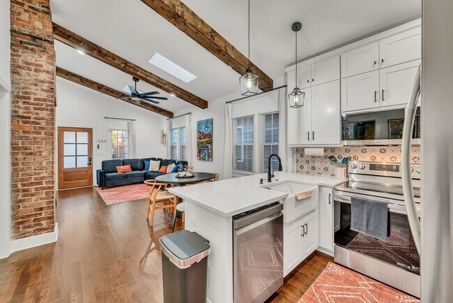 Building Photo - 1331 4th Ave N