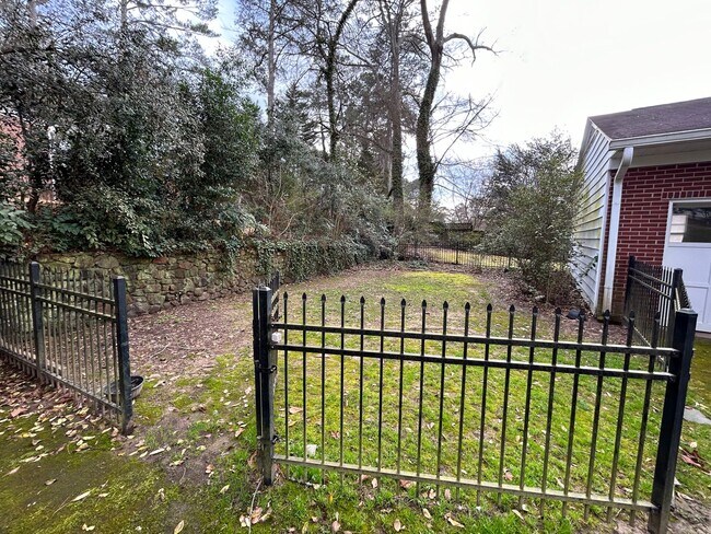 Building Photo - Charming 3/2 House in College Heights- $2,195