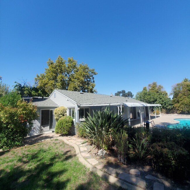 Building Photo - *MOVE IN SPECIAL* Single Story Pleasant Hi...