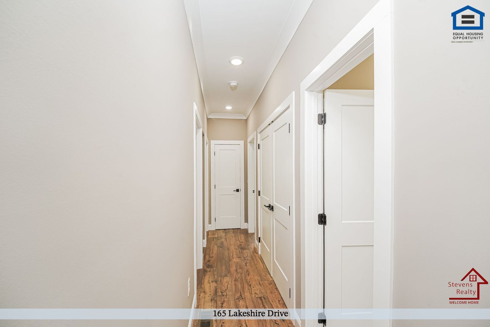 Building Photo - 165 Lakeshire Dr