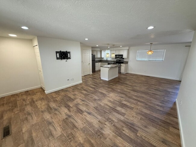 Building Photo - Updated Three Bedroom Home in South Salem