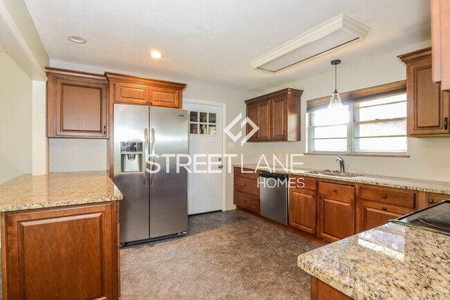 Building Photo - REDUCED!