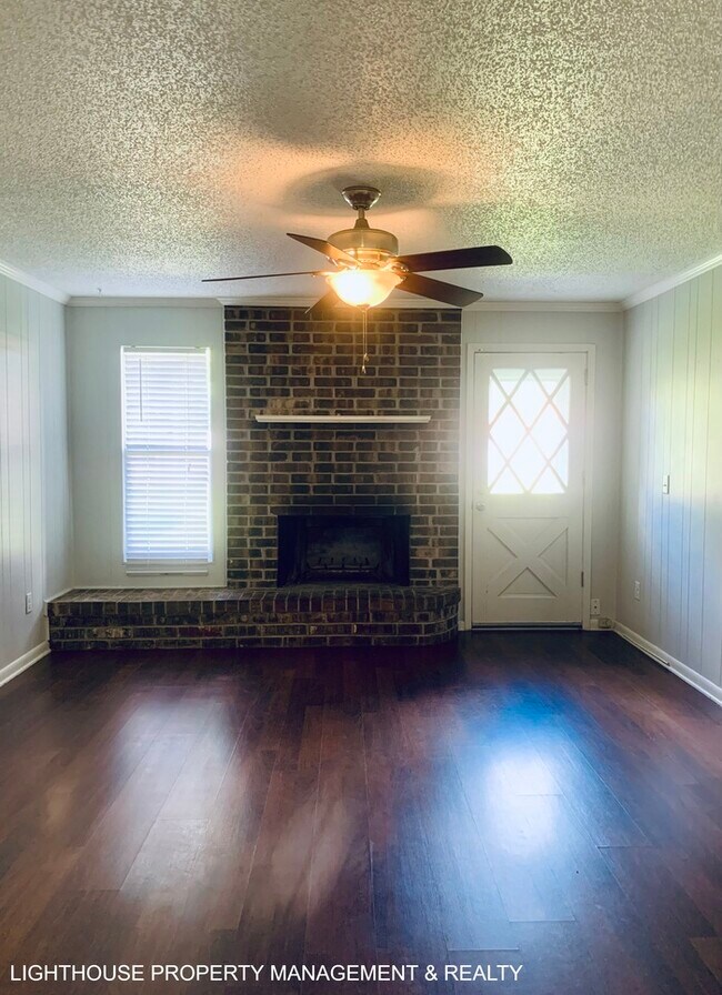 Building Photo - Spacious 4-Bedroom, 2-Bath with Fenced Yar...