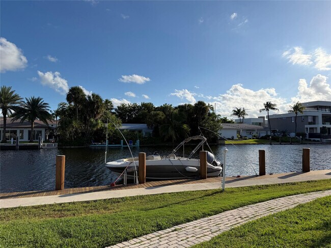 Building Photo - 2850 NE 30th St