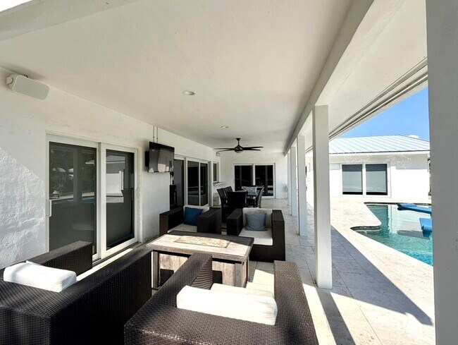 Building Photo - 100 SW 11th Ave