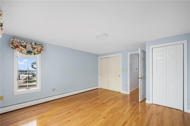 Building Photo - 33 Sakonnet E