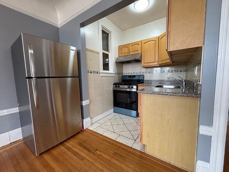 Kitchen with brand new appliances - 2120 Clement St