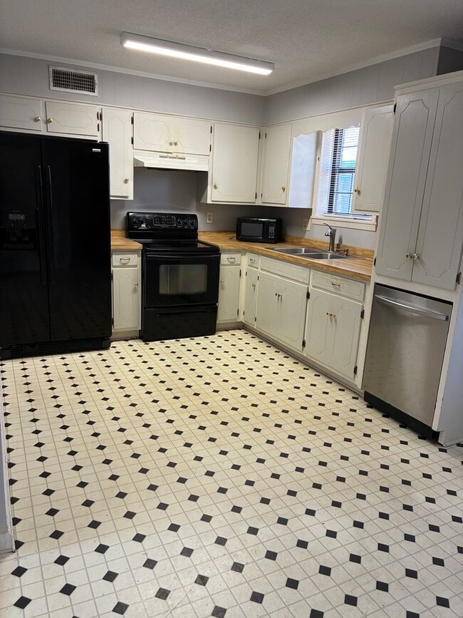 Building Photo - Comfortable West End Home