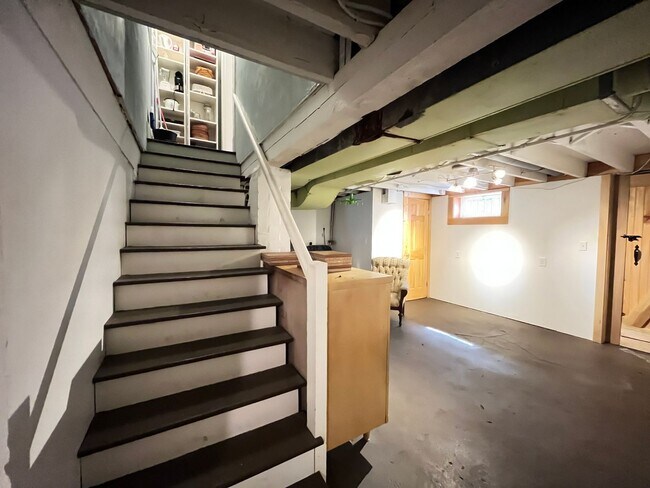 Building Photo - Beautiful East Rock Single Family House