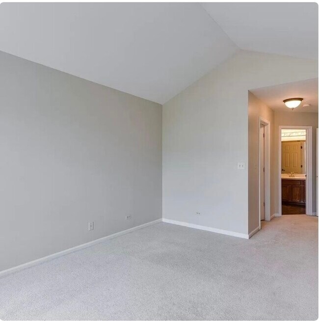 Building Photo - 1 S Oakhurst Dr