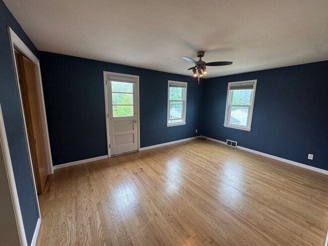 Building Photo - Adorable two story home
