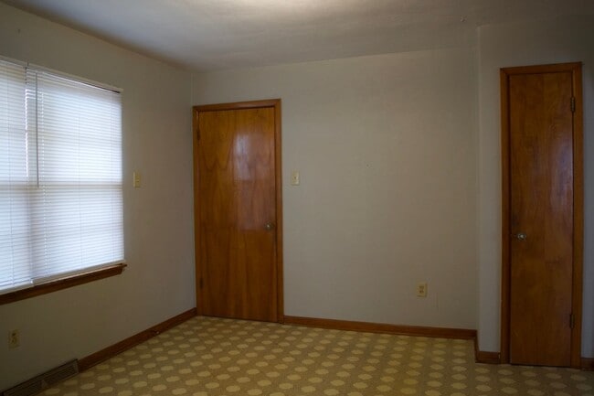 Building Photo - 3 Bedroom House Next To Columbia Regional Airport!