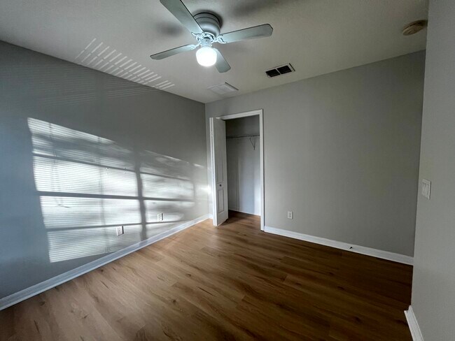 Building Photo - 7843 Foxgrove Dr
