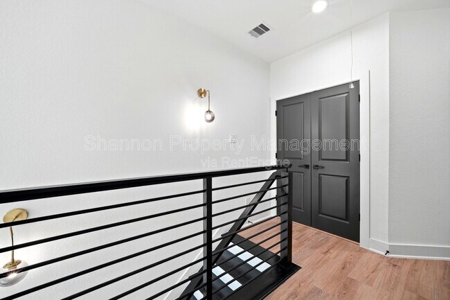 Building Photo - 2107 Esther Dr