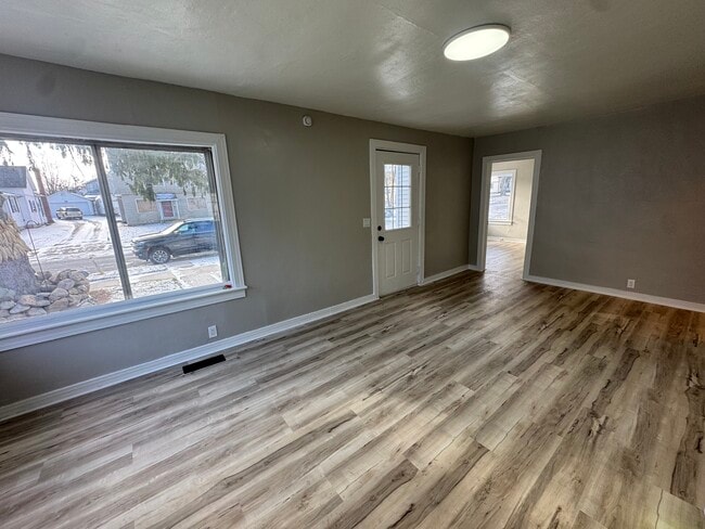 Building Photo - 704 E Walnut St