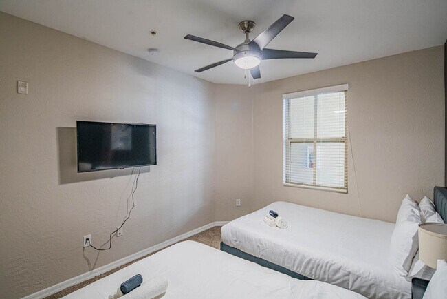 Building Photo - 1275 E University Dr