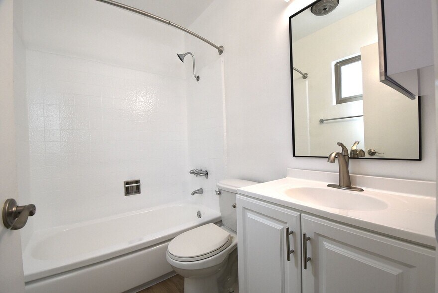 Building Photo - 5255 Blakeslee Ave